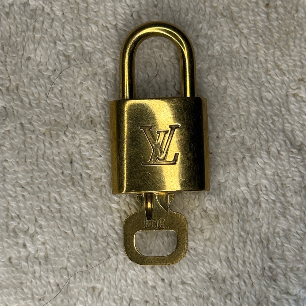 Louis Vuitton Brass '304' Padlock in Goldtone with Goldtone Key [C]